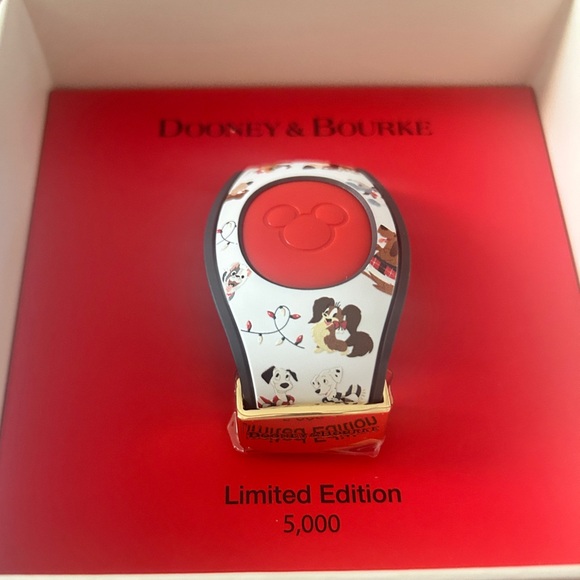 Disney Dooney & Bourke MagicBand 2, Holiday Dogs Limited Edition, Rare NWT - Picture 7 of 14